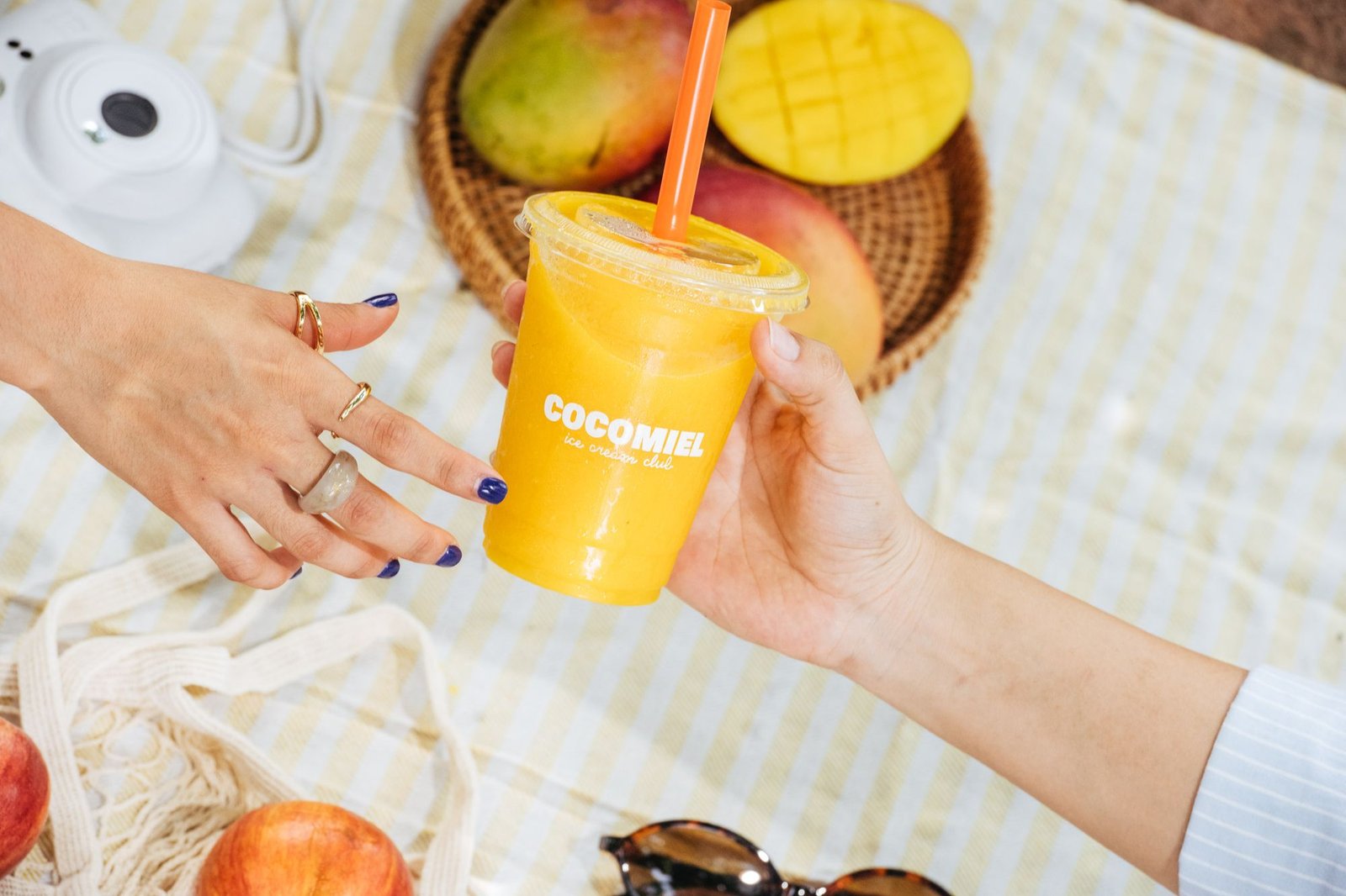 Smoothie de mango Cocomiel en un picnic